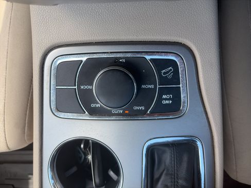 Used 2019 Jeep Grand Cherokee Laredo AWD/4WD image 18