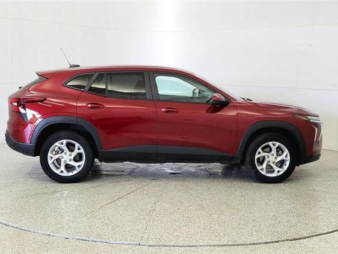 Used 2024 Chevrolet Trax LS w/ LS Convenience Package FWD image 8