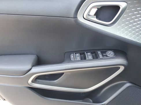 Used 2025 Kia Soul LX w/ LX Technology Package image 15