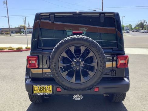 Used 2025 Jeep Wrangler Unlimited Sahara AWD/4WD image 28