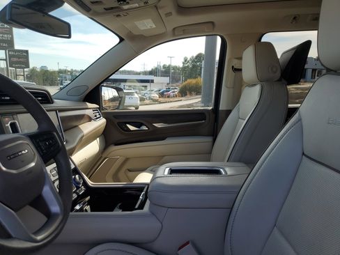 Used 2021 GMC Yukon XL Denali image 16