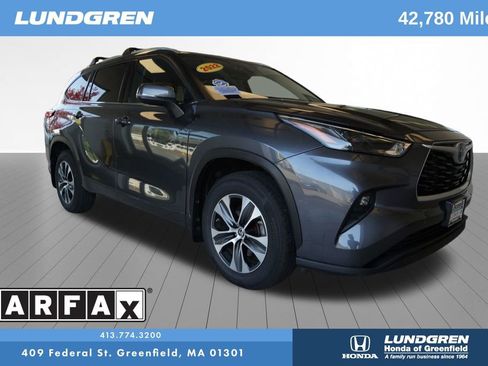 Used 2022 Toyota Highlander XLE AWD/4WD image 1