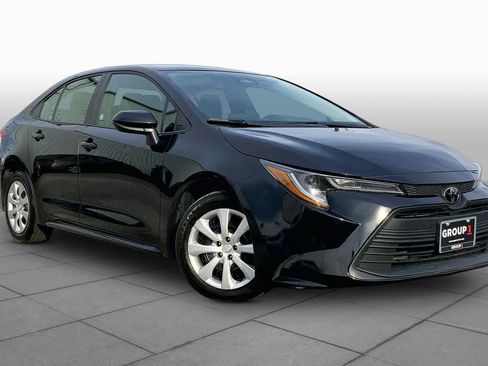 Used 2025 Toyota Corolla LE FWD image 3