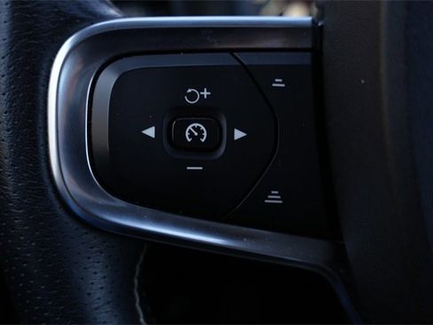 Used 2021 Volvo XC40 T5 R-Design image 12