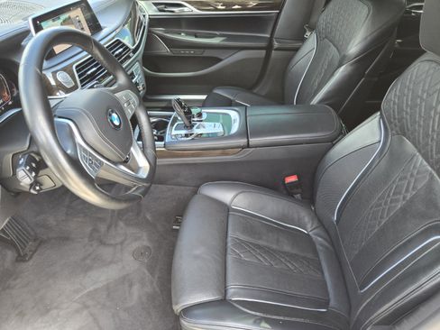 Used 2020 BMW 740i w/ Premium Package RWD image 9