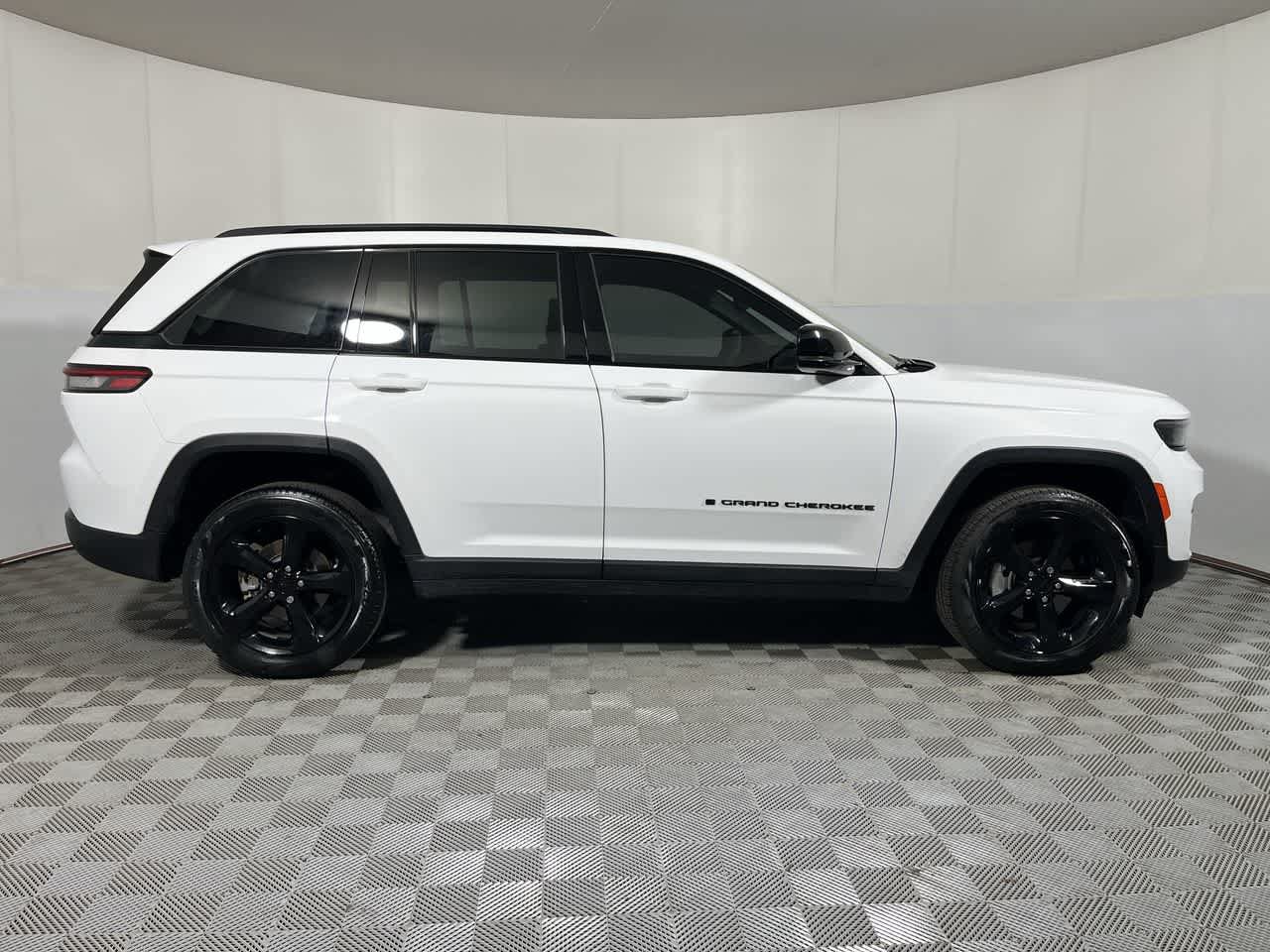 Used 2024 Jeep Grand Cherokee Limited w/ Black Appearance Package AWD/4WD image 9