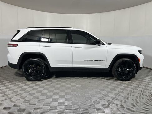 Used 2024 Jeep Grand Cherokee Limited w/ Black Appearance Package AWD/4WD image 9