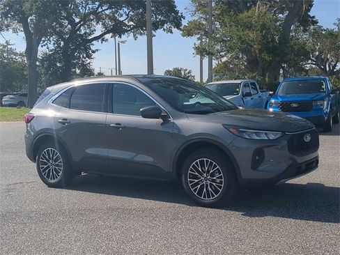 New 2025 Ford Escape SE image 2