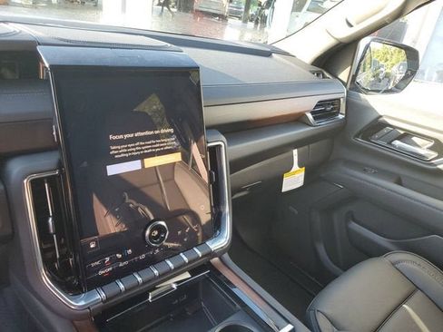 New 2025 GMC Yukon XL Denali image 26