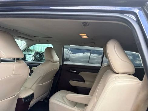 Used 2021 Toyota Highlander XLE FWD image 4