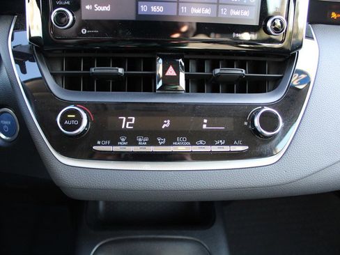 Used 2021 Toyota Corolla LE image 12