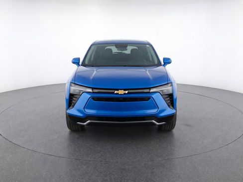 Used 2025 Chevrolet Blazer LT FWD image 2