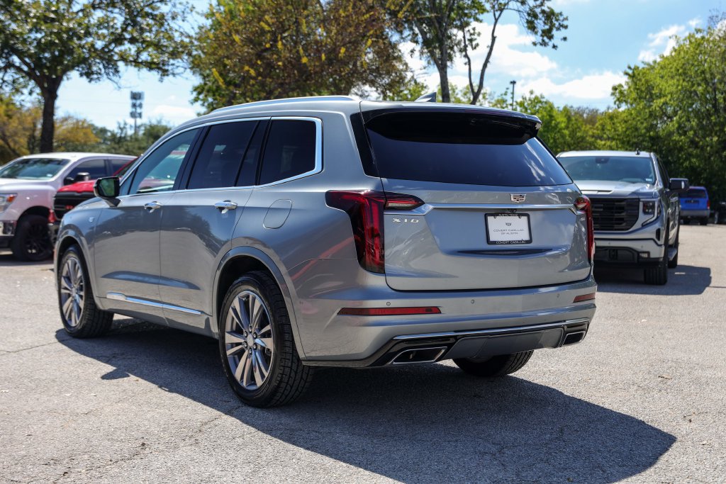Used 2025 Cadillac XT6 Premium Luxury FWD image 3