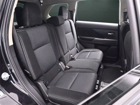 Used 2018 Mitsubishi Outlander SE image 17