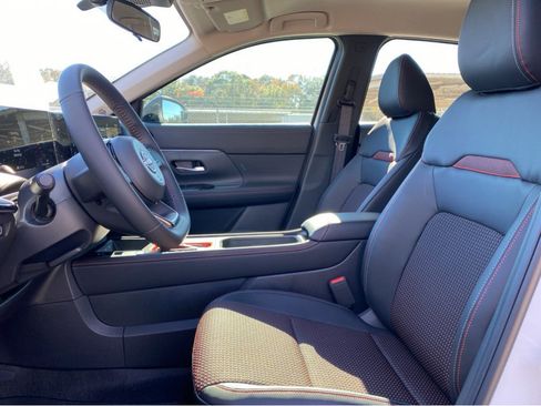New 2026 Nissan Kicks SR w/ SR Premium Package FWD image 12