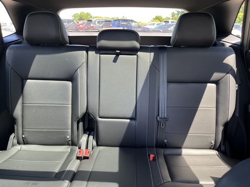Certified 2023 Volkswagen Atlas Cross Sport SE w/ Panoramic Sunroof Package AWD/4WD image 23