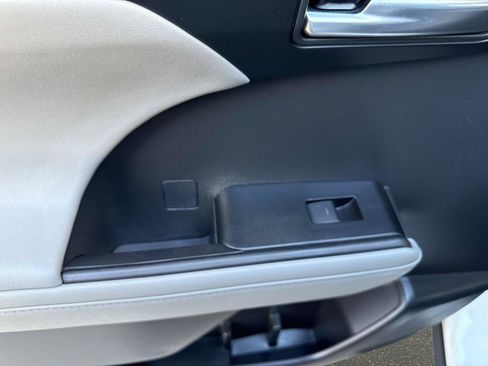 Used 2021 Toyota Highlander XLE image 12