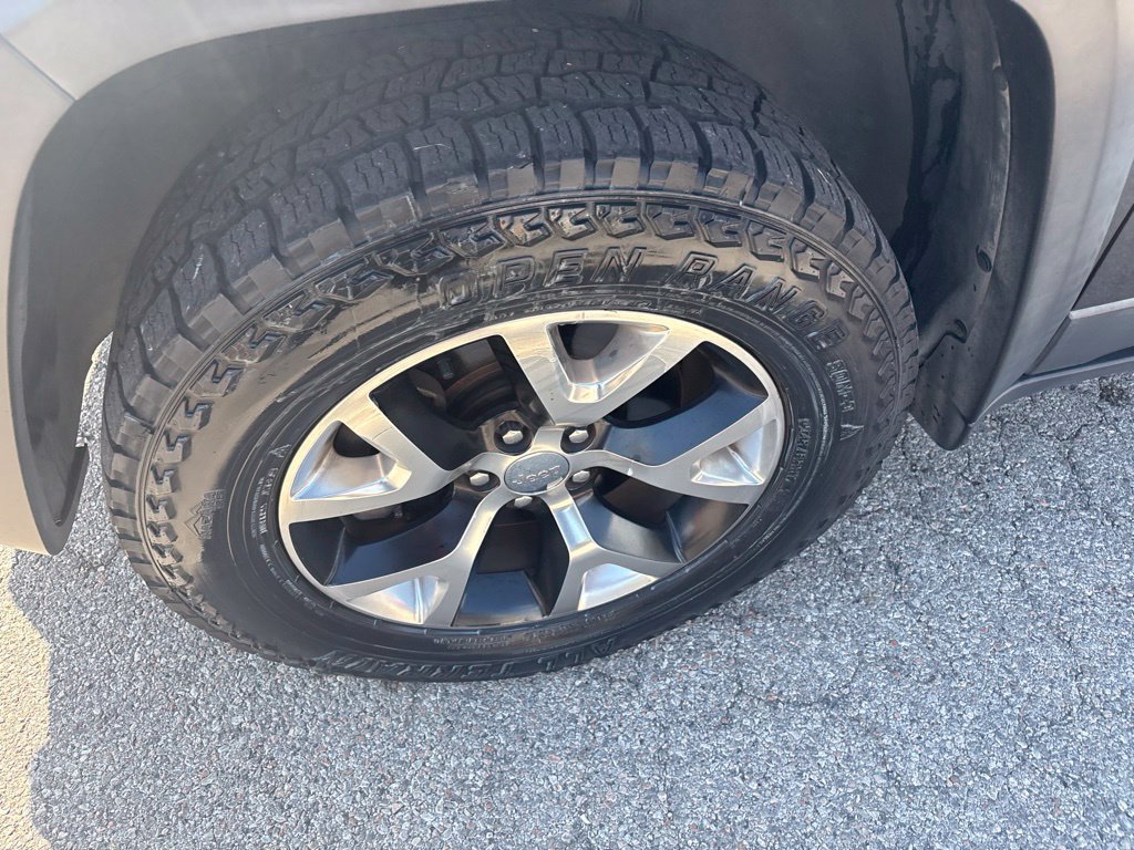 Used 2017 Jeep Cherokee Trailhawk AWD/4WD image 9