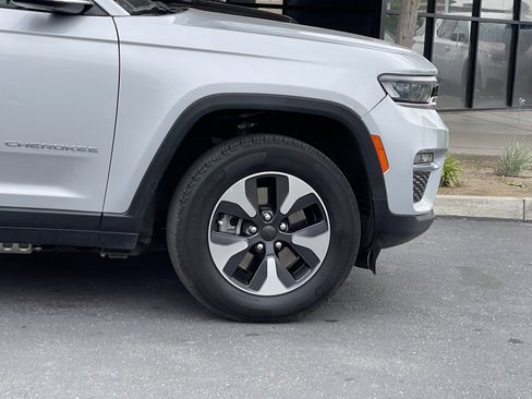 Used 2024 Jeep Grand Cherokee Limited 4xe AWD/4WD image 8