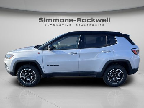 Used 2025 Jeep Compass Trailhawk AWD/4WD image 4