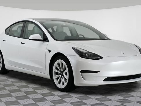 Used 2021 Tesla Model 3 Standard Range Plus image 1