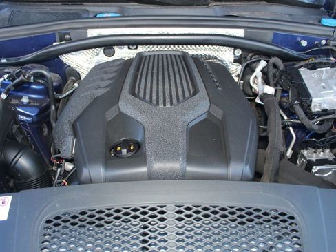 Used 2022 Porsche Macan AWD/4WD image 16