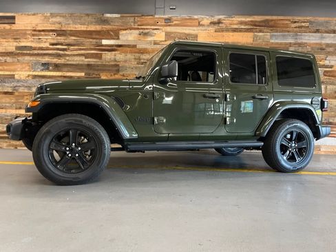 Used 2022 Jeep Wrangler Unlimited Sahara AWD/4WD image 16