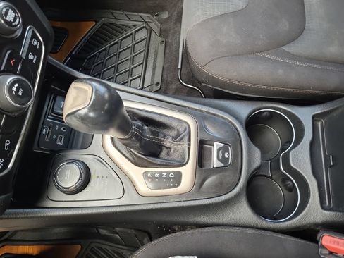 Used 2016 Jeep Cherokee Latitude w/ Cold Weather Group AWD/4WD image 24