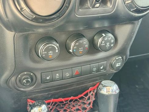 Used 2017 Jeep Wrangler Unlimited Rubicon AWD/4WD image 13