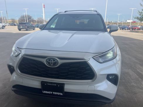 Used 2025 Toyota Highlander XLE image 4