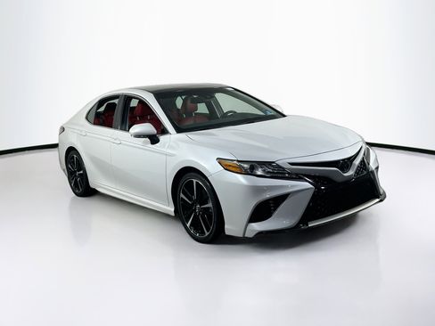 Used 2018 Toyota Camry XSE image 3