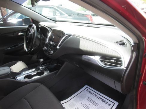 Used 2018 Chevrolet Malibu LT w/ Driver Confidence Package FWD image 8