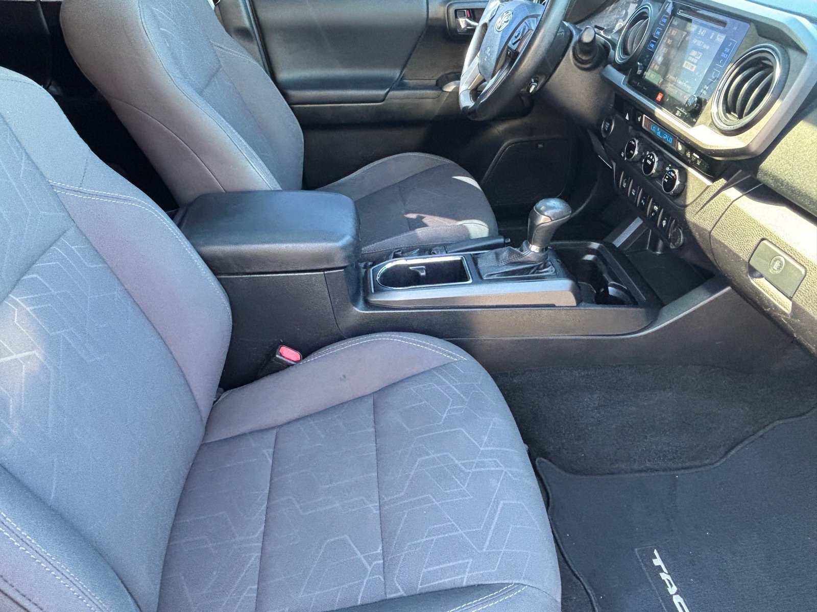 Used 2017 Toyota Tacoma TRD Sport RWD image 32