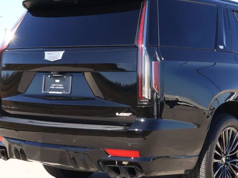 Used 2023 Cadillac Escalade V w/ LPO, ONYX Package image 11
