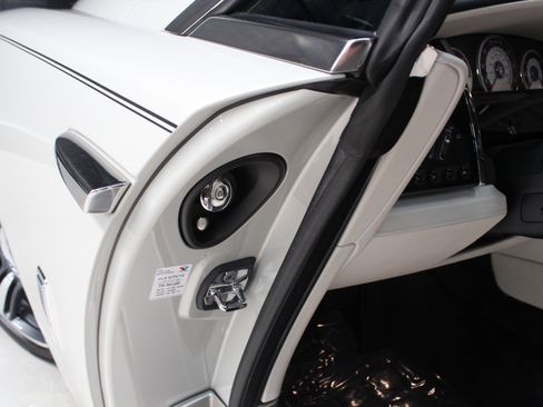 Used 2014 Rolls-Royce Wraith RWD image 32