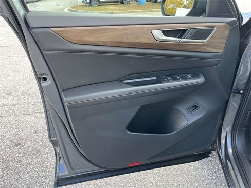 Certified 2025 Volkswagen Atlas SE image 17