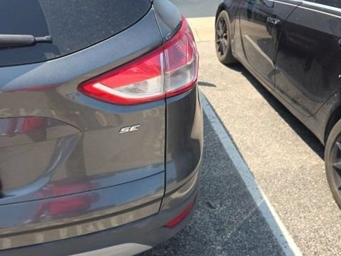 Used 2016 Ford Escape SE FWD image 12