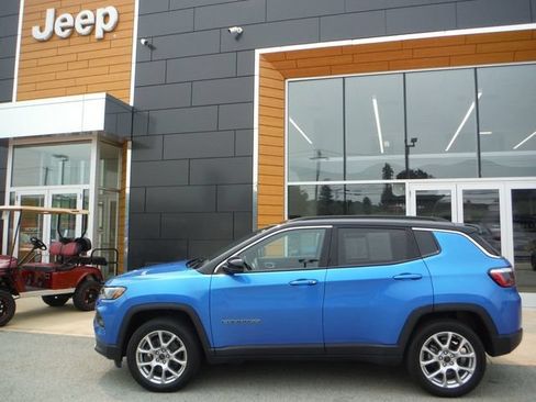 Used 2025 Jeep Compass Limited AWD/4WD image 2