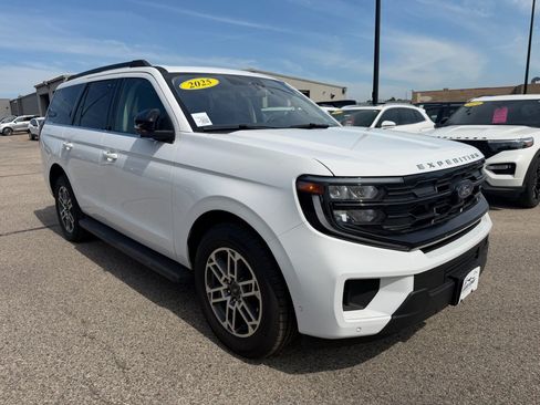 Used 2025 Ford Expedition Active AWD/4WD image 3