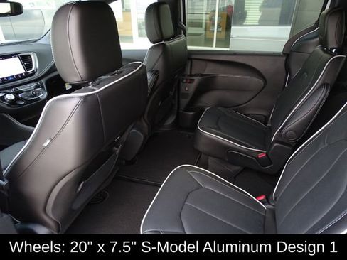 New 2024 Chrysler Pacifica Limited w/ S Appearance Package image 15