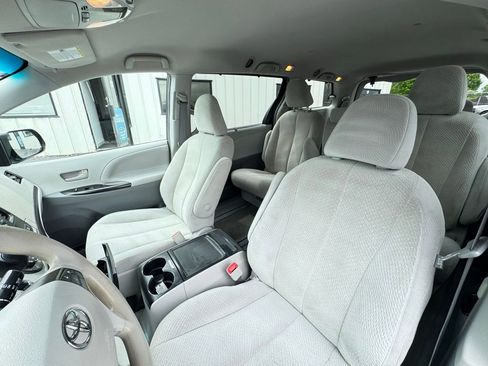 Used 2014 Toyota Sienna LE FWD image 11