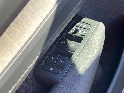 Used 2023 Volvo XC40 B5 Ultimate w/ Climate Package image 21