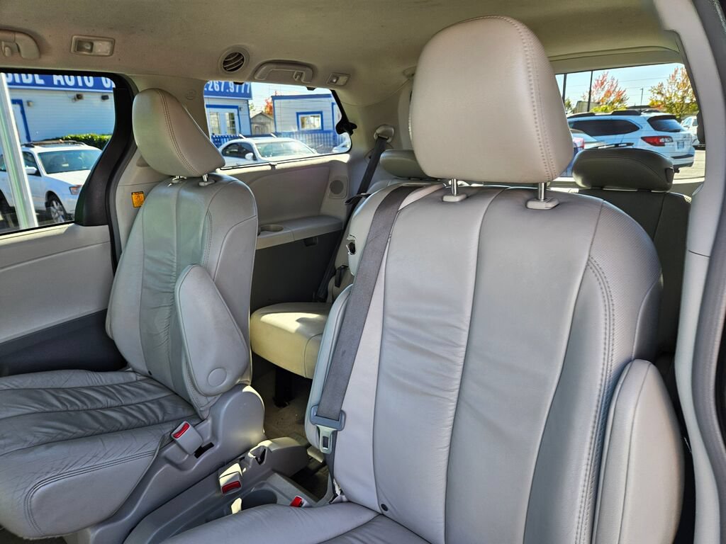 Used 2011 Toyota Sienna XLE w/ Premium Pkg FWD image 14