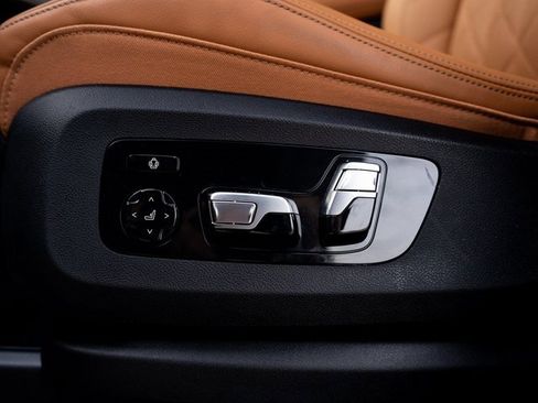 Used 2025 BMW X7 xDrive40i w/ M Sport Package image 21