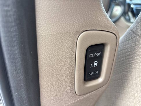 Used 2016 Honda Odyssey SE image 24