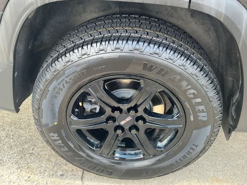 Used 2022 GMC Acadia AT4 w/ Technology Package AWD/4WD image 18