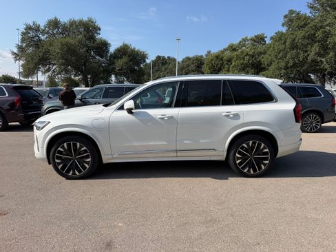 Certified 2025 Volvo XC90 T8 Ultra AWD/4WD image 2