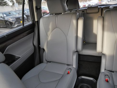 Used 2023 Toyota Highlander Limited image 13