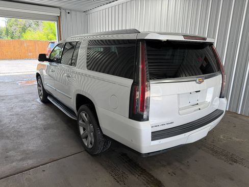 Used 2018 Cadillac Escalade ESV Luxury RWD image 2