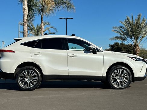 Used 2024 Toyota Venza XLE image 3